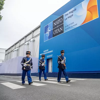 The Hague (Netherlands), 24/06/2025.- A changing of guards ceremony takes place outside the entrance to the World Forum venue during the NATO Summit in The Hague, The Netherlands, 24 June 2025. The Netherlands hosts the NATO Summit in The Hague on 24 and 25 June, the first such summit to be held in the country. (Países Bajos; Holanda, La Haya) EFE/EPA/FRANK DE ROO
