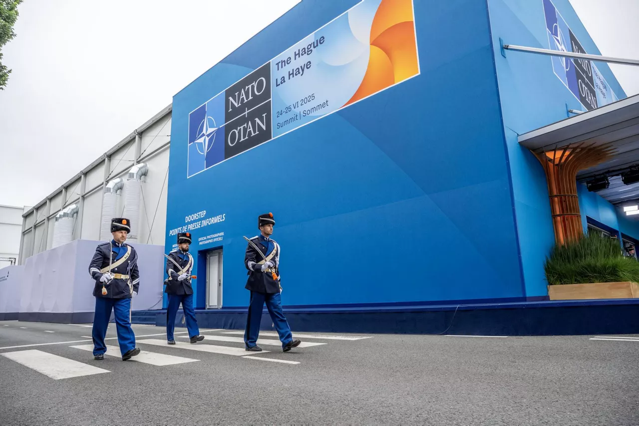 The Hague (Netherlands), 24/06/2025.- A changing of guards ceremony takes place outside the entrance to the World Forum venue during the NATO Summit in The Hague, The Netherlands, 24 June 2025. The Netherlands hosts the NATO Summit in The Hague on 24 and 25 June, the first such summit to be held in the country. (Países Bajos; Holanda, La Haya) EFE/EPA/FRANK DE ROO
