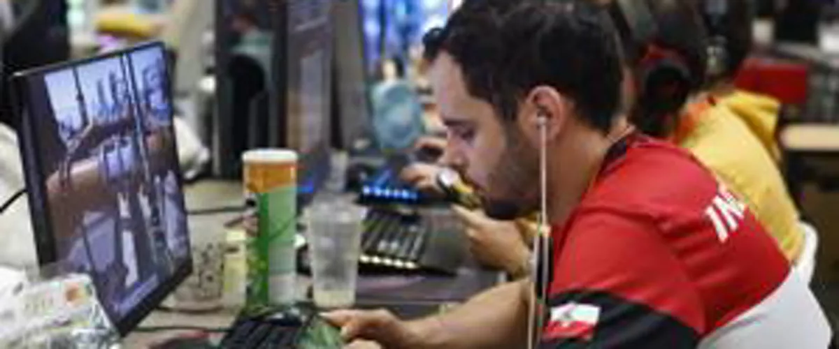 BARAKALDO, 27/07/2025.- Los cerca de 5.000 entusiastas de la tecnología que han participado desde el pasado jueves en la 33 edición de la Euskal Encounter en el BEC de Barakaldo, apuran las horas de la última jornada y aprovechan para recoger sus pertenencias. EFE/Miguel Toña
