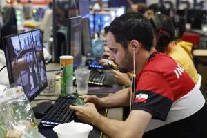 BARAKALDO, 27/07/2025.- Los cerca de 5.000 entusiastas de la tecnología que han participado desde el pasado jueves en la 33 edición de la Euskal Encounter en el BEC de Barakaldo, apuran las horas de la última jornada y aprovechan para recoger sus pertenencias. EFE/Miguel Toña
