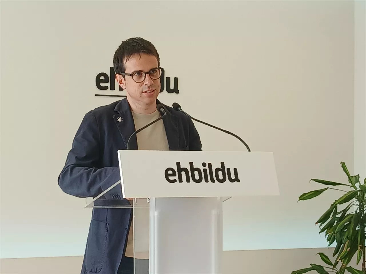 El portavoz de EH Bildu, Pello Otxandiano, en rueda de prensa en Bilbao.



EUROPA PRESS

24/6/2025