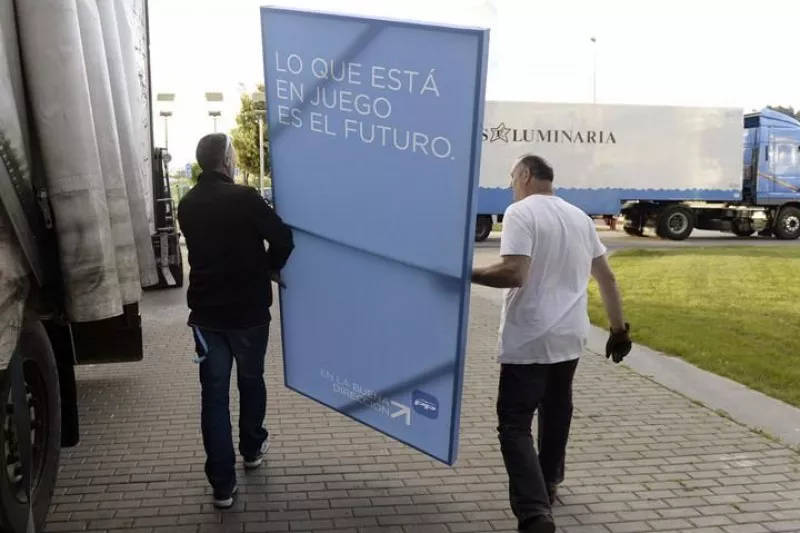 Operarios retiran el escenario del PP en Valladolid. Foto: EFE