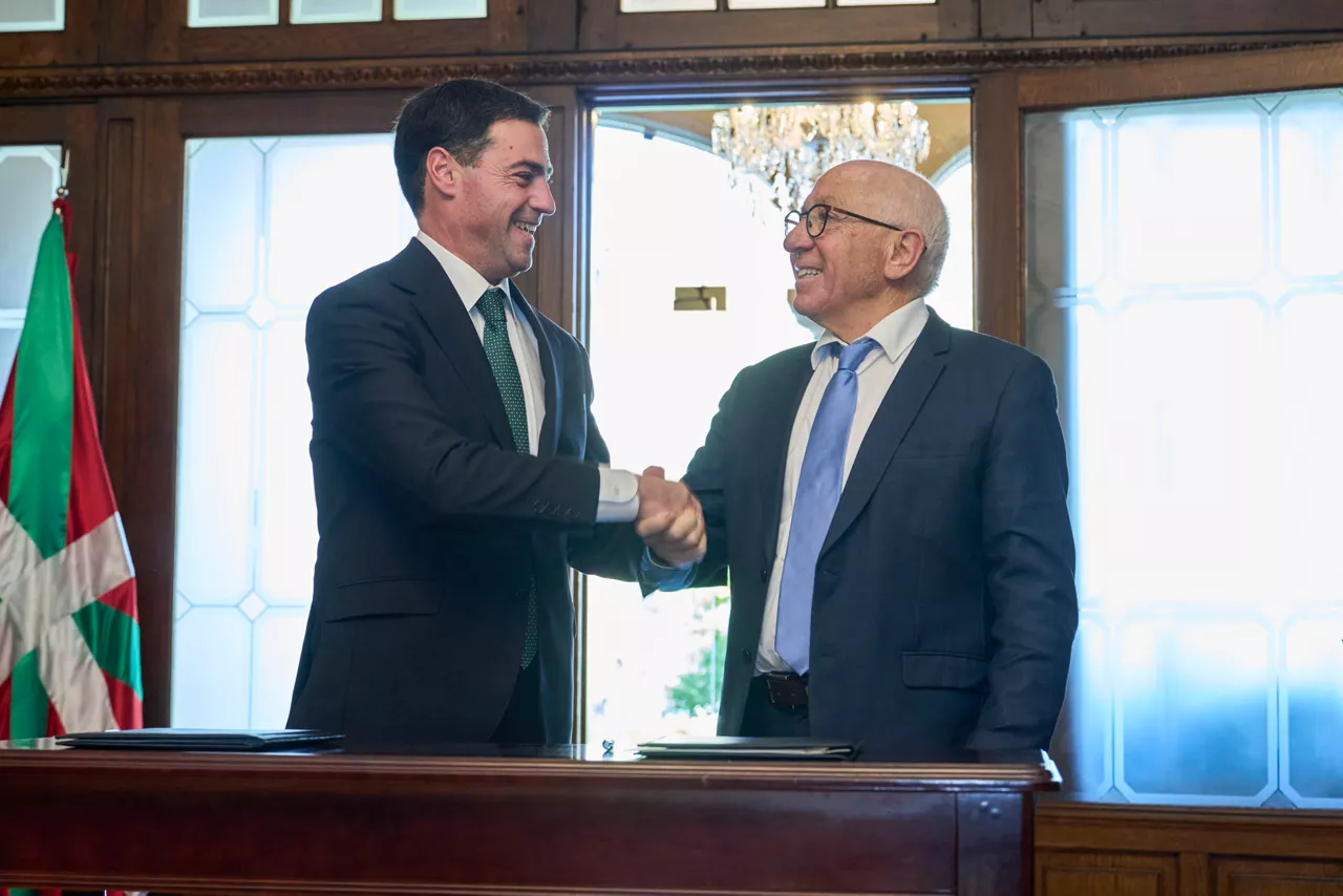 VITORIA (ESPAÑA), 04/11/2025.- El lehendakari Imanol Pradales (i) se ha reunido este martes con el presidente de la Comunidad de Iparralde y alcalde de Baiona, Jean-René Etchegaray (d) con el que ha firmado un Memorando de Entendimiento (MOU) en el Palacio de Ajurienea de Vitoria. EFE/Adrián Ruiz-Hierro

