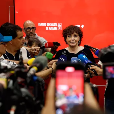 GRAFCAV9089. PAMPLONA, 20/06/2025.- Ainhoa Unzu sustituirá a Ramón Alzórriz como portavoz del PSN en el Parlamento de Navarra tras la dimisión de este último al hacer público que su pareja trabajó de 2021 a 2024 en la empresa Servinabar, supuestamente vinculada a Santos Cerdán. En un receso de la reunión de la Ejecutiva del PSN, Unzu ha comentado a los medios de comunicación que tiene previsto reunirse con sus socios de gobierno (Geroa Bai y Contigo Zurekin) para tratar la situación creada con la supuesta implicación de Satos Cerdán en la trama del caso Koldo y la dimisión de Ramón Alzórriz. EFE/ Jesús Diges
