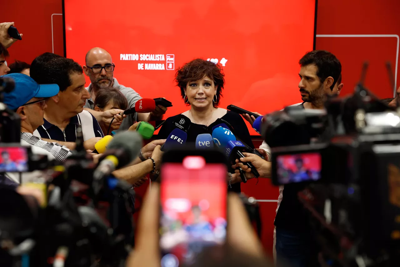 GRAFCAV9089. PAMPLONA, 20/06/2025.- Ainhoa Unzu sustituirá a Ramón Alzórriz como portavoz del PSN en el Parlamento de Navarra tras la dimisión de este último al hacer público que su pareja trabajó de 2021 a 2024 en la empresa Servinabar, supuestamente vinculada a Santos Cerdán. En un receso de la reunión de la Ejecutiva del PSN, Unzu ha comentado a los medios de comunicación que tiene previsto reunirse con sus socios de gobierno (Geroa Bai y Contigo Zurekin) para tratar la situación creada con la supuesta implicación de Satos Cerdán en la trama del caso Koldo y la dimisión de Ramón Alzórriz. EFE/ Jesús Diges
