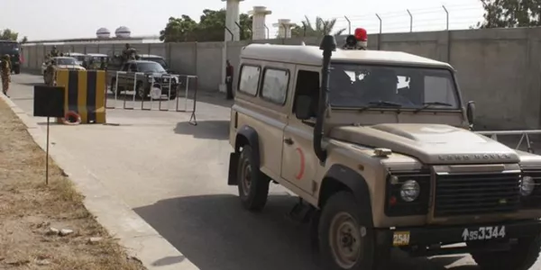 Miembros de los equipos de rescate abandonan Karachi (Pakistán). EFE