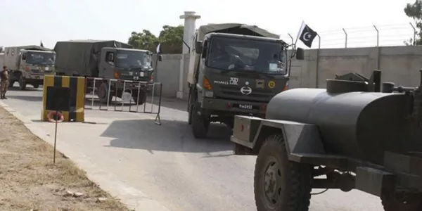 Miembros de los equipos de rescate abandonan Karachi (Pakistán). EFE