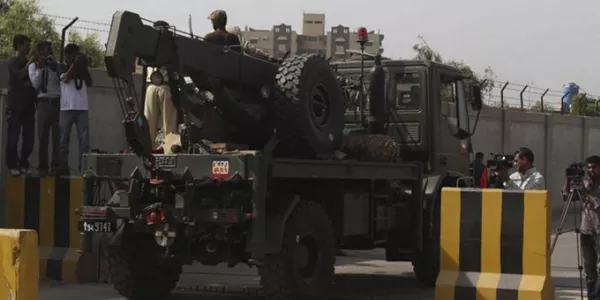 Miembros de los equipos de rescate abandonan Karachi (Pakistán). EFE