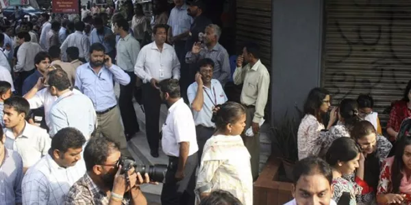Ciudadanos en las calles tras el terremoto. EFE