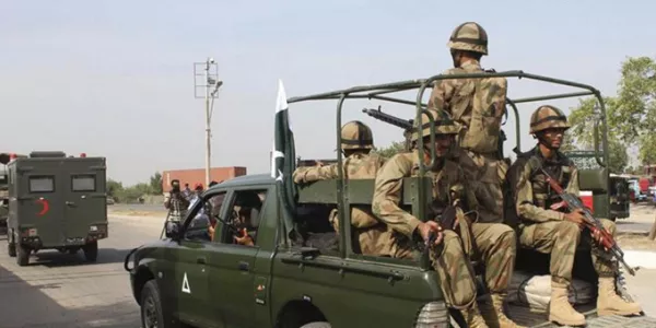 Miembros de los equipos de rescate abandonan Karachi (Pakistán). EFE
