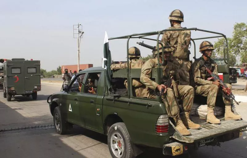Miembros de los equipos de rescate abandonan Karachi (Pakistán). EFE