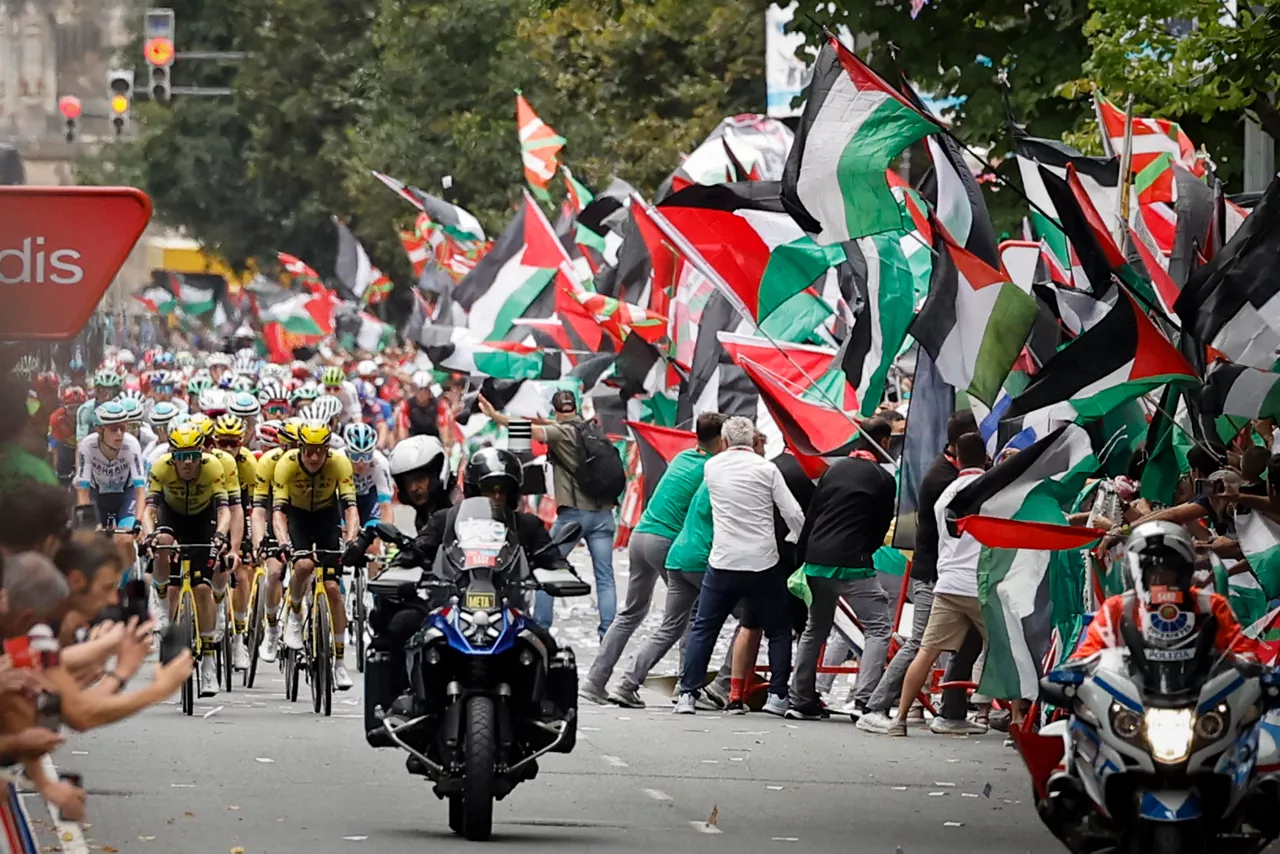 BILBAO, 03/09/2025.- La iniciativa Gernika Palestina ha invadido este miércoles un tramo de la Gran Vía de Bilbao al paso de la Vuelta ciclista por la capital vizcaína en protesta por la participación del equipo Israel Premier Tech y en apoyo a Palestina. EFE/Miguel Toña
