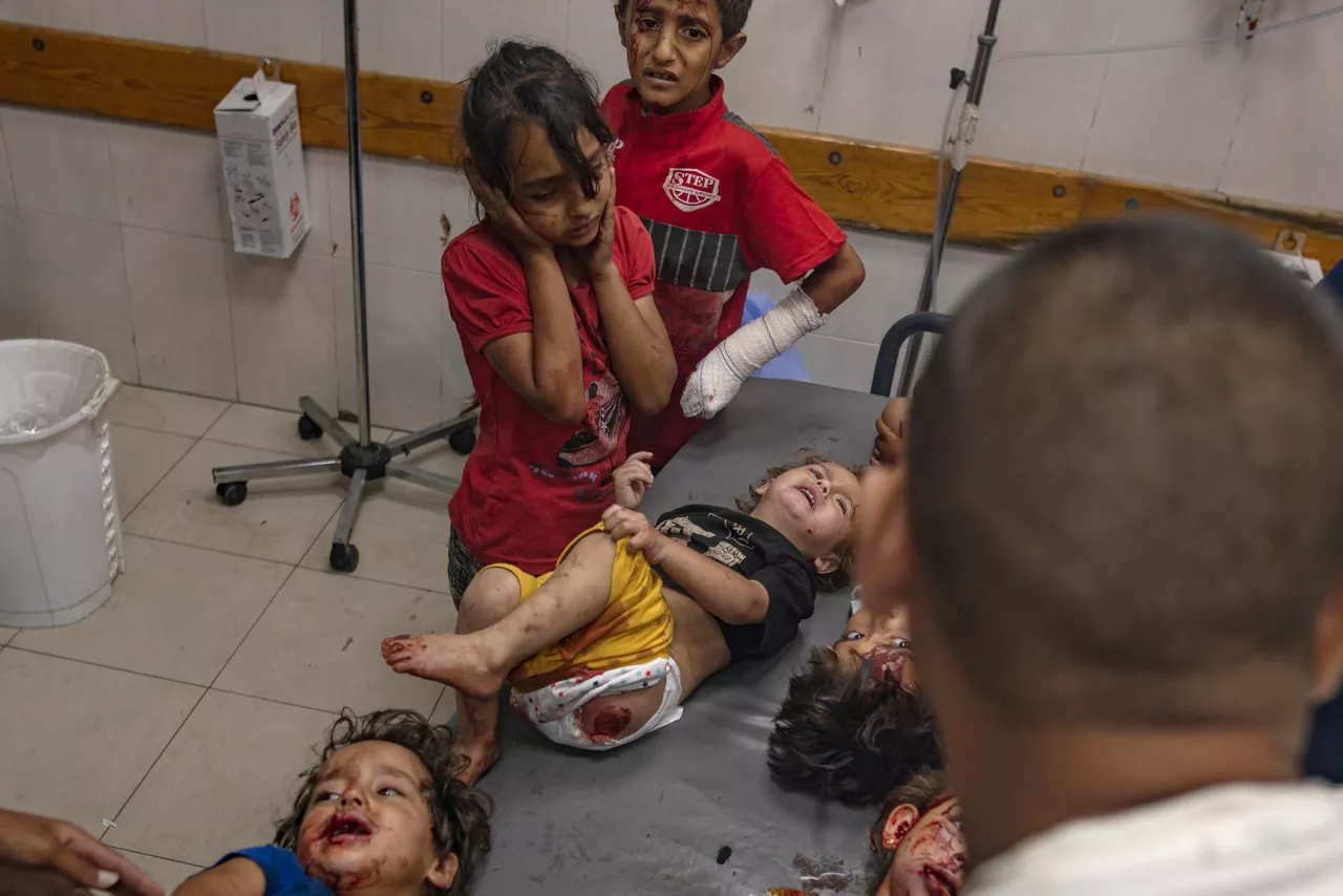 Khan Yunis (-), 07/06/2025.- GRAPHIC CONTENT - Injured Palestinian children receive treatment at Nasser Hospital after Israeli aistrikes hit near the tents of displaced persons west of Khan Yunis, southern Gaza Strip, late 06 June 2025 (issued 07 June 2025). More than 54,600 Palestinians have been killed in the Gaza Strip, according to the Palestinian Ministry of Health, since Israel launched a military campaign in the strip in response to a cross-border attack led by the Palestinian militant group Hamas on 07 October 2023, in which about 1,200 Israelis were killed and more than 250 taken hostage. EFE/EPA/HAITHAM IMAD -- ATTENTION EDITORS: GRAPHIC CONTENT
