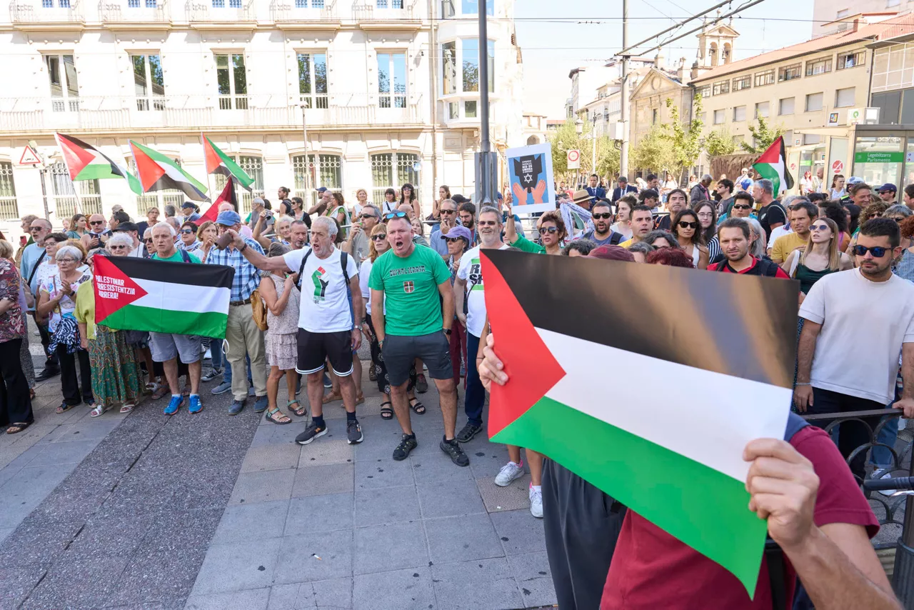 VITORIA (ESPAÑA), 18/09/2025.- Decenas de personas se han manifestado este jueves alrededor del Parlamento Vasco, en Vitoria, para exigir a las instituciones y empresas un boicot real hacia Israel y como una muestra de apoyo más al pueblo de Palestina. EFE/ Adrián Ruiz-Hierro
