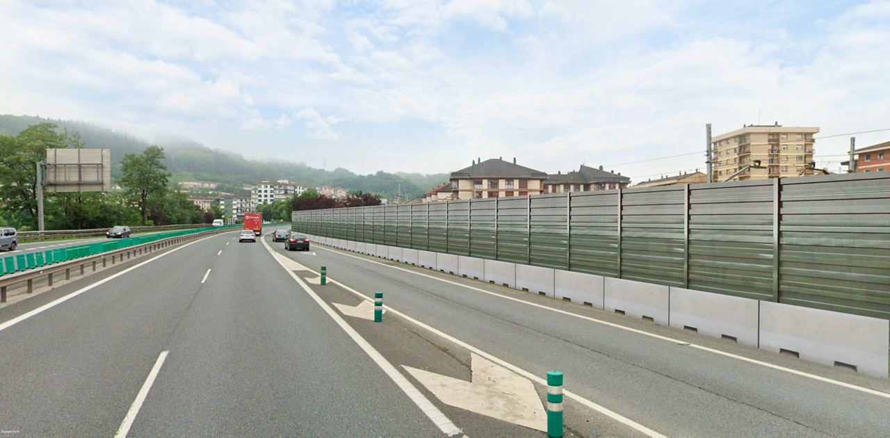Las obras para instalar nuevas pantallas acústicas en la N-I (p.k. 421,820 – 422,160) a su paso por el barrio Bustuntza de Ordizia ya han comenzado. Iniciados el pasado 17 de abril, los trabajos tienen una duración prevista de siete meses y cuentan con un presupuesto de 1,149 millones de euros. El objetivo es reducir el impacto acústico que genera el tráfico en este tramo de gran intensidad donde, de acuerdo con las mediciones, el ruido afecta a 2.625 personas y donde también se encuentran centros educativos.