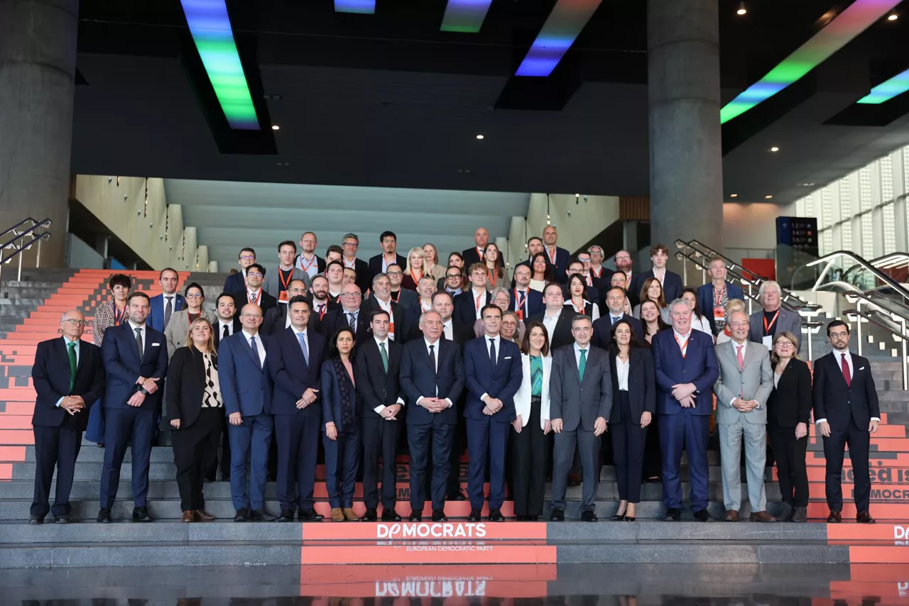 GRAFCAV6812. BARAKALDO (BIZKAIA), 21/11/2025.-Foto de familia con el presidente del PDE François Bayrou (c) el lehendakari, Imanol Pradales (I) el presidente del PNV Aitor Esteban, (d) y el secretario general del PDE, Sandro Gozi, (ci) este viernes donde  celebran el congreso anual del Partido Demócrata Europeo (PDE) en la  localidad vizcaína de Barakaldo. EFE/Luis Tejido

