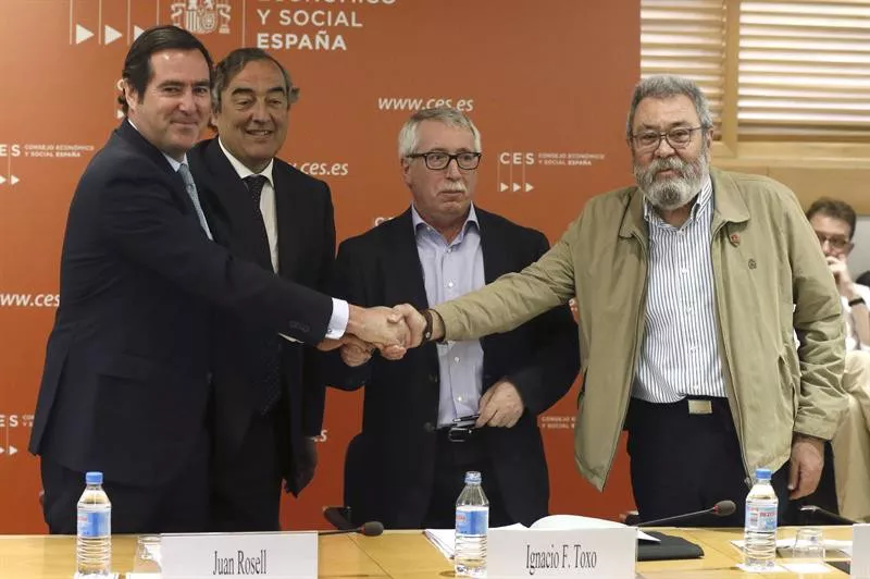 Los representantes de CEOE, Cepyme, UGT y CCOO en la firma del pacto salarial. Foto: EFE