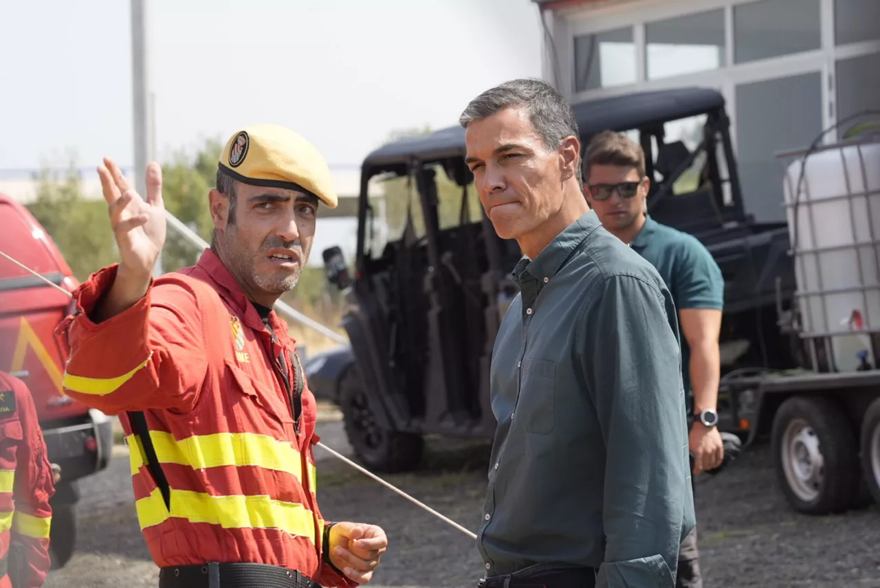El presidente del Gobierno, Pedro Sánchez, visita el Puesto de Mando Avanzado de Jarillas, para conocer la evolución de los fuegos junto a los responsables de emergencia, a 18 de agosto de 2025, en Jarillas, Extremadura (España). En Jarilla, el incendio ha quemado ya 12,000 hectáreas y mantiene activo un frente peligroso. En Zamora, siguen evacuadas 72 localidades y hay dos municipios confinados.



Carlos Criado / Europa Press

19/8/2025