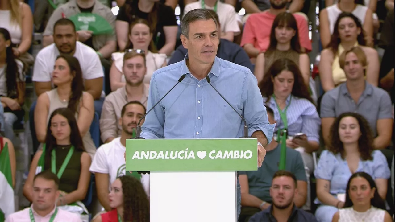 Pedro Sáncez ha manifestado hoy su respaldo a las movilizaciones llevadas a cabo a favor de Palestina, durante la Vuelta Ciclista a España.
El presidente ha destacado que España es un pueblo DIVERSO en su territorialidad pero capaz de unirse en la defensa de las causas justas y los derechos humanos.
Declaraciones que ha efectuado en el trancurso de un mitin en Málaga, un acto para apoyar a Maria Jesus Montero y poner en marcha la maquinaria electoral en Andalucía