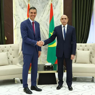 NUAKCHOT (MAURITANIA), 16/07/2025.- El presidente del Gobierno español, Pedro Sánchez, se reúne con el presidente de la República Islámica de Mauritania, Mohamed Ould Ghazouani, este miércoles en Nuakchot (Mauritania). Sánchez visita el país para participar en la primera cumbre bilateral entre ambos países que tiene entre sus objetivos consolidar la cooperación en materia migratoria. EFE/ Fernando Calvo/Pool Moncloa SOLO USO EDITORIAL/SOLO DISPONIBLE PARA ILUSTRAR LA NOTICIA QUE ACOMPAÑA (CRÉDITO OBLIGATORIO)
