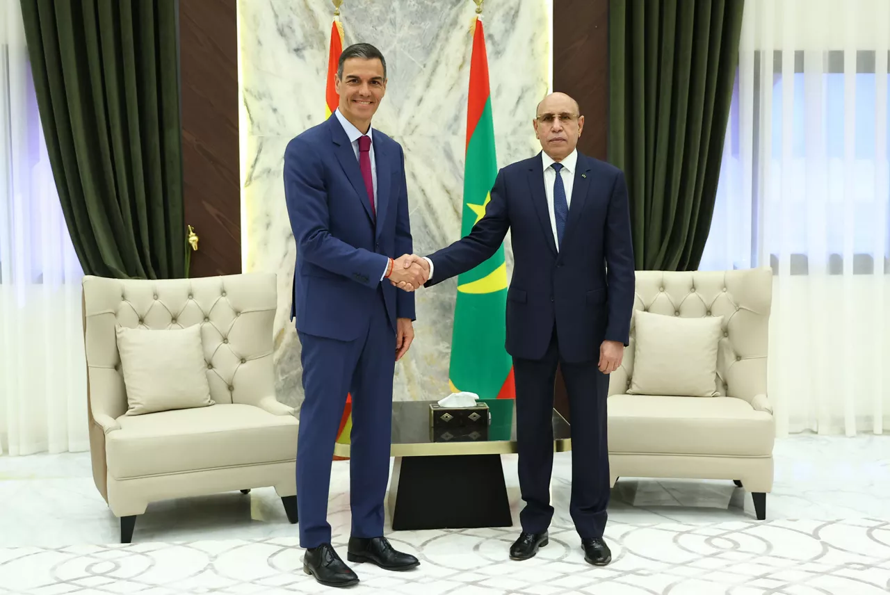 NUAKCHOT (MAURITANIA), 16/07/2025.- El presidente del Gobierno español, Pedro Sánchez, se reúne con el presidente de la República Islámica de Mauritania, Mohamed Ould Ghazouani, este miércoles en Nuakchot (Mauritania). Sánchez visita el país para participar en la primera cumbre bilateral entre ambos países que tiene entre sus objetivos consolidar la cooperación en materia migratoria. EFE/ Fernando Calvo/Pool Moncloa SOLO USO EDITORIAL/SOLO DISPONIBLE PARA ILUSTRAR LA NOTICIA QUE ACOMPAÑA (CRÉDITO OBLIGATORIO)
