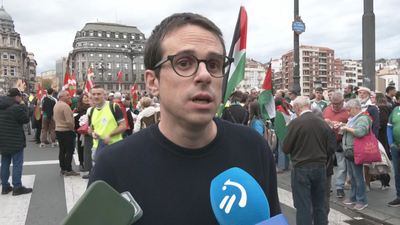 Pello Otxandiano, EH Bilduko bozeramailea Eusko Jaurlaritzan, Gernika-Palestinak antolatutako martxan Euskal Selekzioa vs Palestina partidaren atarian.