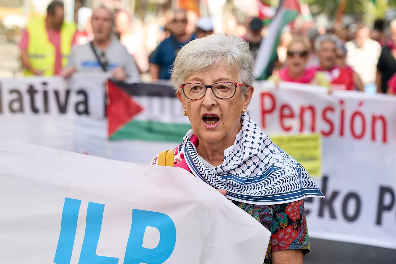 Ehunka pertsonak bat egin dute Gasteizen eta Donostian Euskal Herriko Pentsiodunen Mugimenduak deitutako manifestazioekin; hain zuzen ere, osteguneko Legebiltzarreko bozketan presioa egiteko, gutxieneko pentsioak Lanbide arteko Gutxieneko Soldatarekin (LGS) parekatzea eskatzeko.