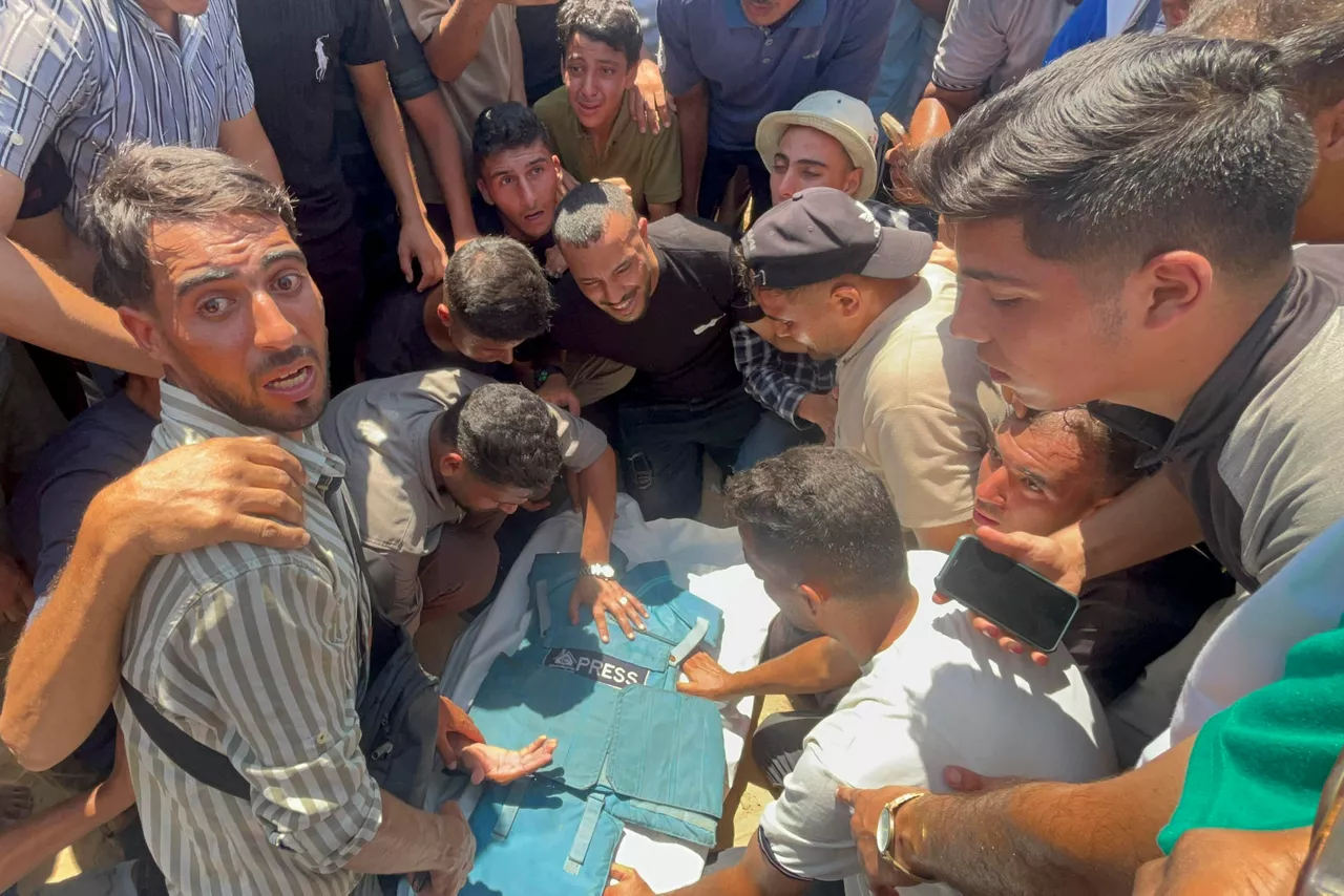 CIUDAD DE GAZA (GAZA Y CISJORDANIA), 25/08/2025.- El número de periodistas asesinados este lunes en el bombardeo israelí contra el Hospital Nasser, en el sur de Gaza, aumentó a cinco, después de que un reportero independiente, que trabajaba para diferentes medios, sucumbiera a sus heridas. EFE/ Ahmad Awad
