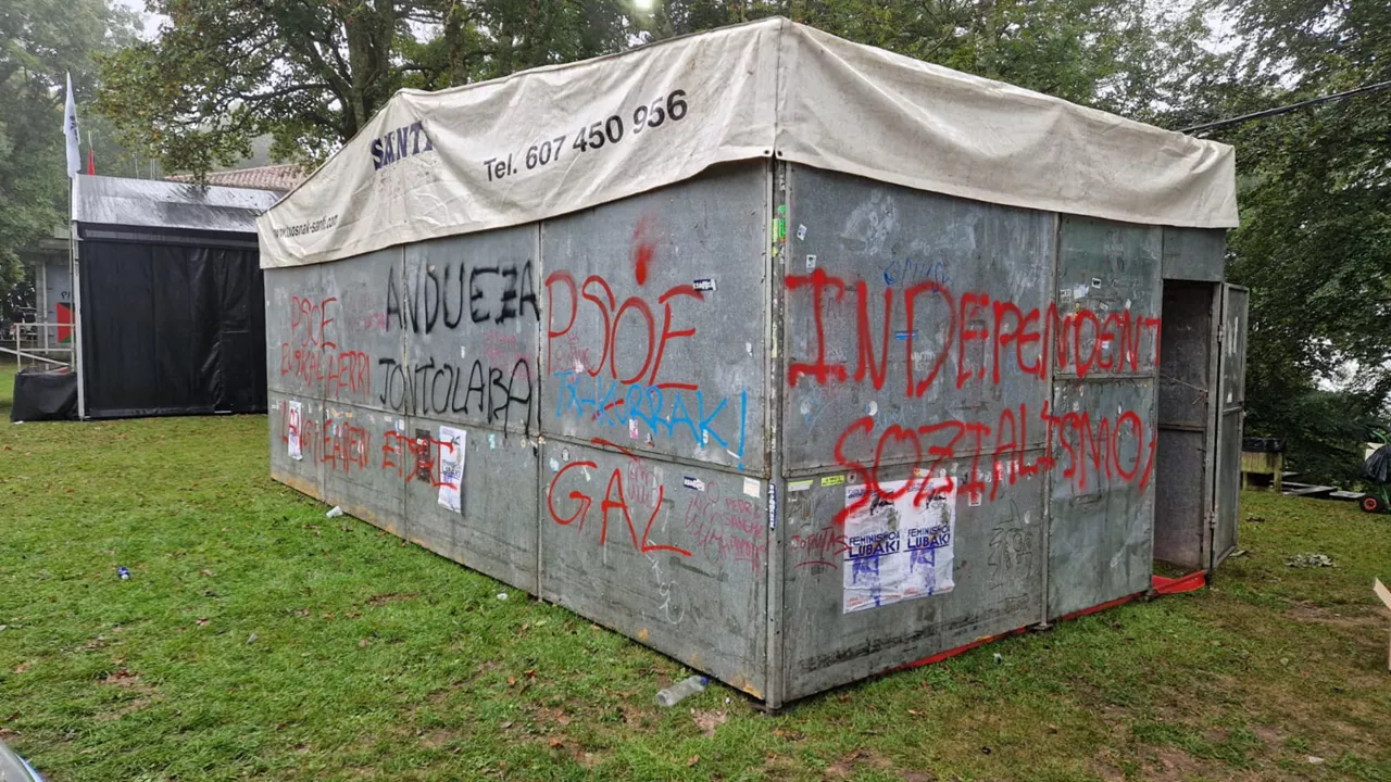 Pintadas contra el PSOE txosnas Eibar