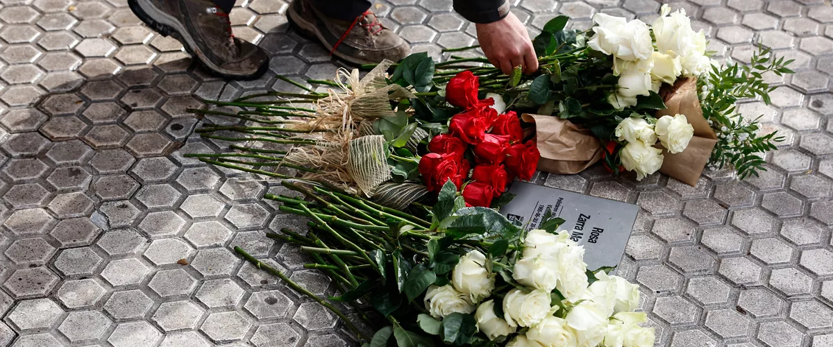 GRAFCAV6211. SAN SEBASTIÁN (ESPAÑA), 08/11/2025.- El Ayuntamiento de San Sebastián asiste al acto de colocación de una placa en memoria de Rosa Zarra, donostiarra que murió en 1995 ocho días después de recibir en el vientre el impacto de una pelota de goma lanzada por la Ertzaintza. EFE/Juan Herrero.
