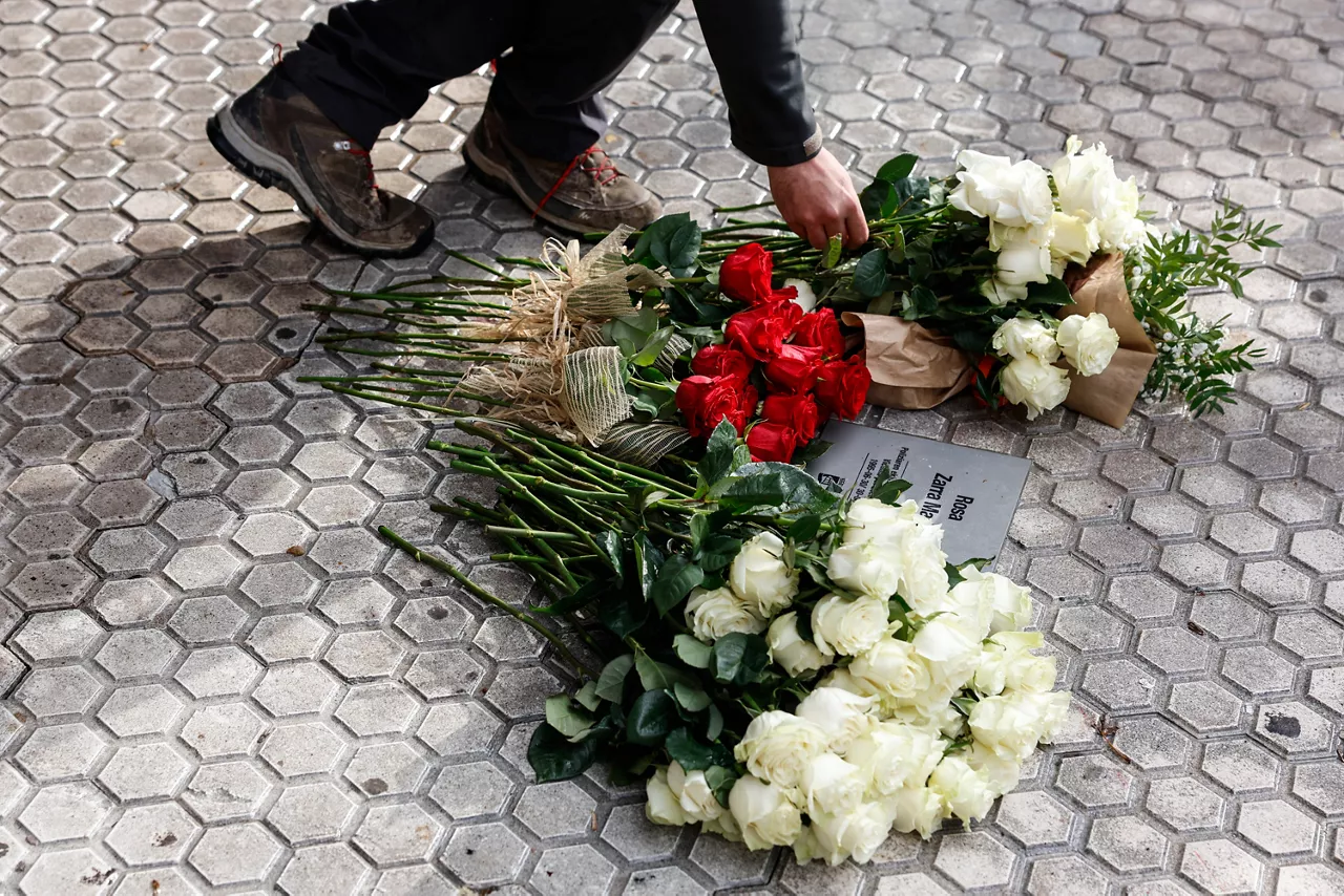 GRAFCAV6211. SAN SEBASTIÁN (ESPAÑA), 08/11/2025.- El Ayuntamiento de San Sebastián asiste al acto de colocación de una placa en memoria de Rosa Zarra, donostiarra que murió en 1995 ocho días después de recibir en el vientre el impacto de una pelota de goma lanzada por la Ertzaintza. EFE/Juan Herrero.
