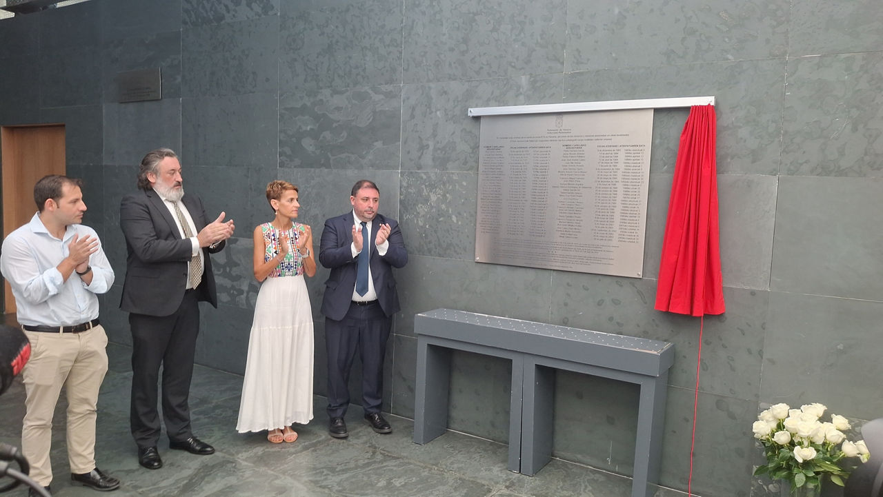Acto de inauguración de una placa en el Parlamento de Navarra en memoria de los asesinados por la banda terrorista ETA en Navarra y los navarros asesinados en otras localidades.



EUROPA PRESS

28/6/2025