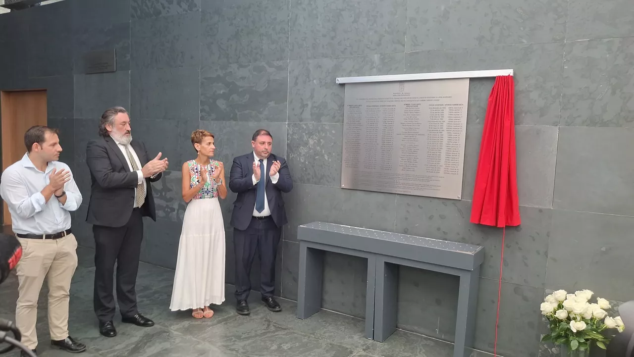 Acto de inauguración de una placa en el Parlamento de Navarra en memoria de los asesinados por la banda terrorista ETA en Navarra y los navarros asesinados en otras localidades.



EUROPA PRESS

28/6/2025