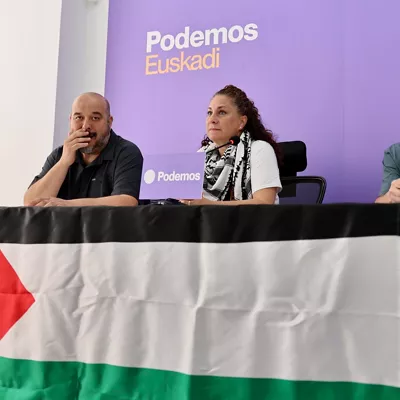SAN SEBASTIÁN, 27/06/2025.- Los militantes de Podemos Euskadi, Maite Gartzia (c) y Alberto Villarreal (d), han comparecido este viernes junto al coordinador general de la formación en Euskadi, Richar Vaquero (i), para compartir su experiencia tras participar en la Marcha Mundial a Gaza. EFE/ Javi Colmenero
