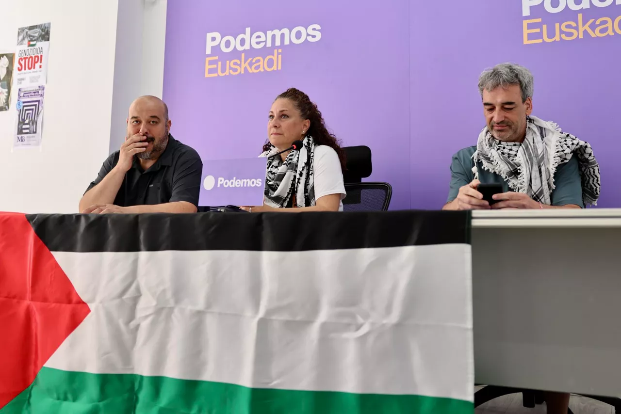 SAN SEBASTIÁN, 27/06/2025.- Los militantes de Podemos Euskadi, Maite Gartzia (c) y Alberto Villarreal (d), han comparecido este viernes junto al coordinador general de la formación en Euskadi, Richar Vaquero (i), para compartir su experiencia tras participar en la Marcha Mundial a Gaza. EFE/ Javi Colmenero
