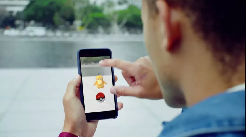 Pokemon Go bideo-jokoaren erabiltzaile bat. Argazkia: Pokemon