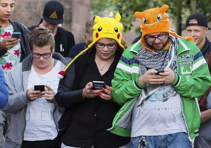 Personas juegan al videojuego en Leerdam, Holanda. Foto: EFE