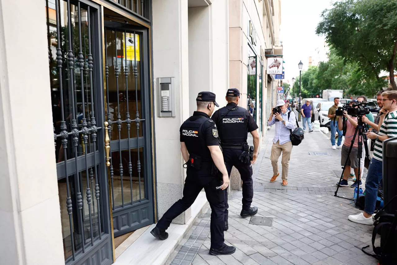 MADRID (ESPAÑA), 24/06/2025.- La Policía Nacional ha acudido a la casa del exdirigente socialista, Santos Cerdán, implicado en el llamado caso Koldo, para revisar dos paquetes recibidos por el que fuera número 3 del PSOE y que, al parecer, no esperaba. EFE/ Rodrigo Jiménez
