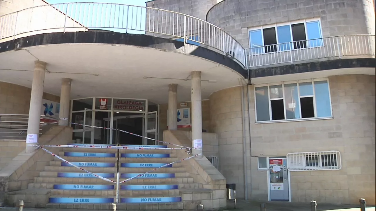 Elgoibarko (Gipuzkoa) Olaizaga kiroldegia itxita, istripu kimikoaren ondotik. Irudia: EITB