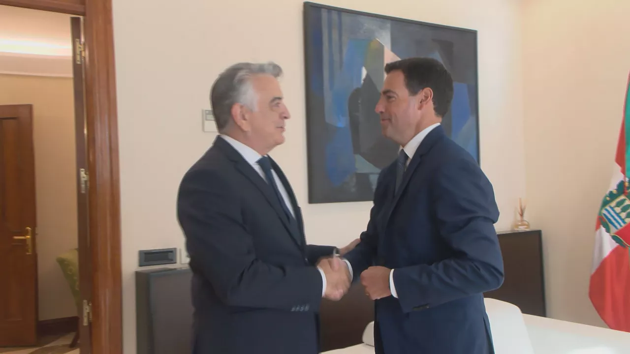 Javier de Andrés (PP) e Imanol Pradales (EAJ), en la ronda política del Gobierno Vasco.