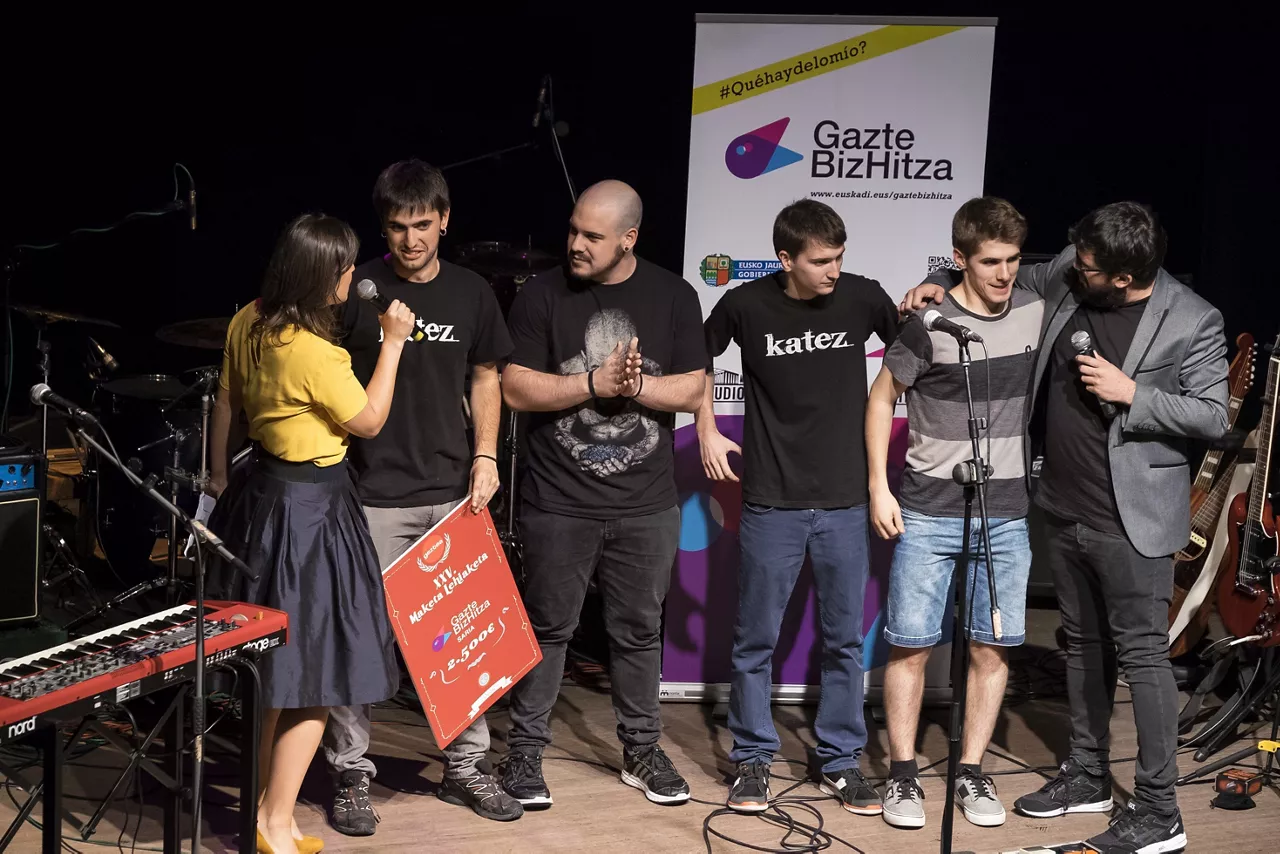 Katez taldea, euren sariarekin. (Argazkia: EiTB)