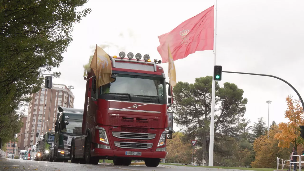 Más de un centenar de camiones se han manifestado este sábado en Pamplona. El transporte navarro ha mostrado el rechazo a "la imposición" de peajes en las carreteras”, y han pedido una fiscalidad justa, mejoras en infraestructuras, así como medidas efectivas que garanticen el relevo generacional y la dignidad profesional de las personas transportistas".