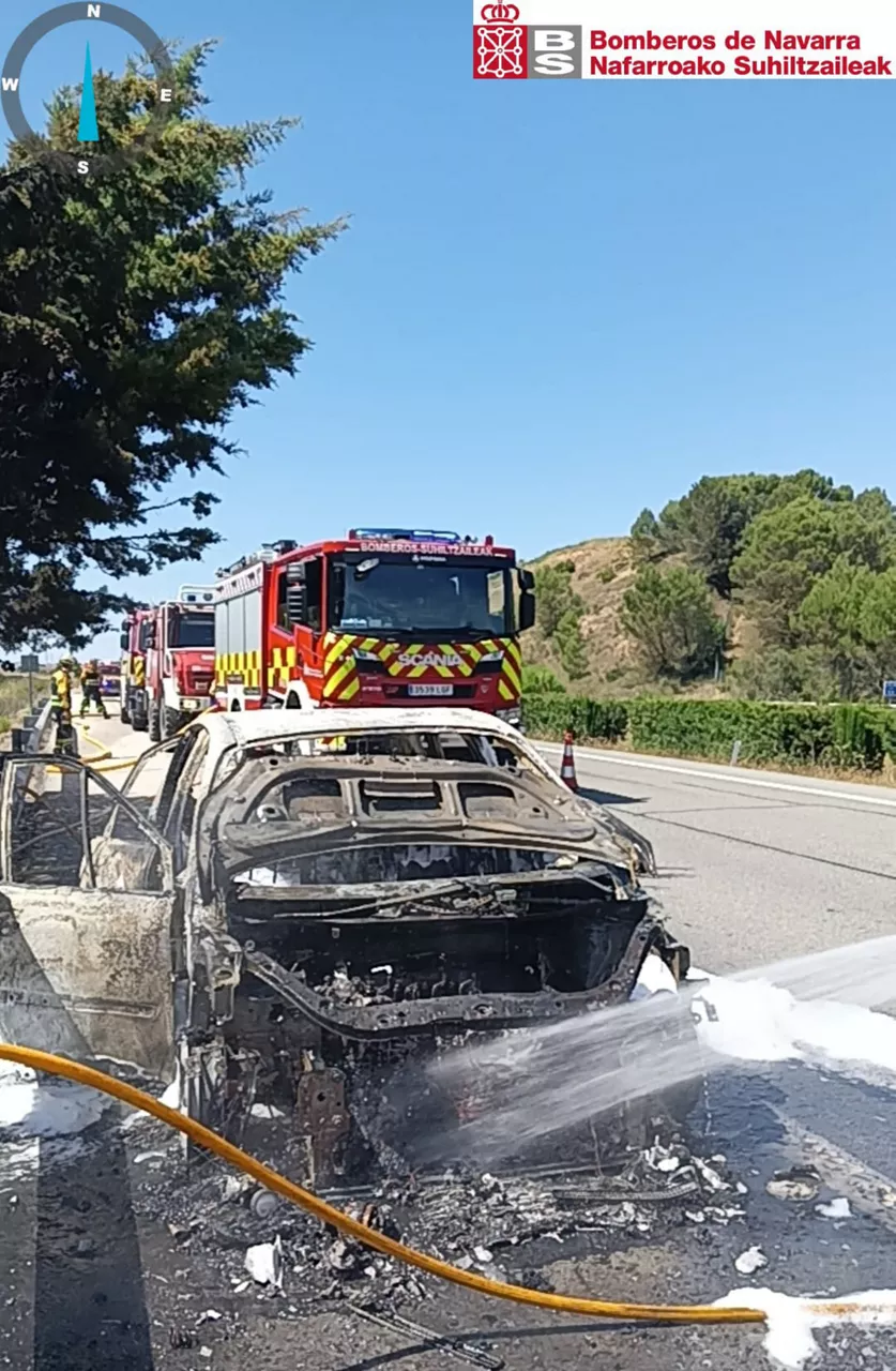 Accidente en la carretera N-121-A, a la altura de Pueyo (Navarra). Imagen: Bomberos de Navarra