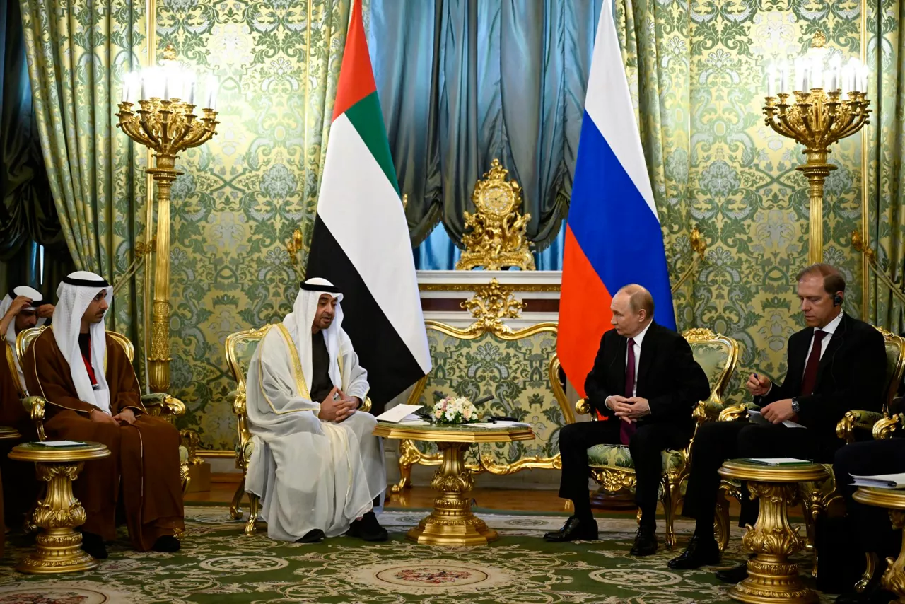 MOSCOW (Russian Federation), 07/08/2025.- Russian President Vladimir Putin (C-R) meets with UAE's President Sheikh Mohammed bin Zayed Al Nahyan (C-L) at the Kremlin in Moscow, Russia, 07 August 2025. (Rusia, Moscú) EFE/EPA/ALEXANDER NEMENOV / POOL
