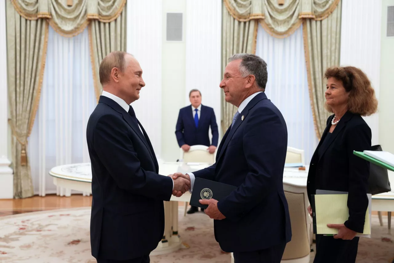 MOSCOW (Russian Federation), 06/08/2025.- Russian President Vladimir Putin (L) and U.S. Special Envoy for the Middle East Steve Witkoff shake hands before a meeting at the Kremlin in Moscow, Russia, 06 August 2025. (Rusia, Moscú) EFE/EPA/GAVRIIL GRIGOROV / SPUTNIK / KREMLIN POOL MANDATORY CREDIT
