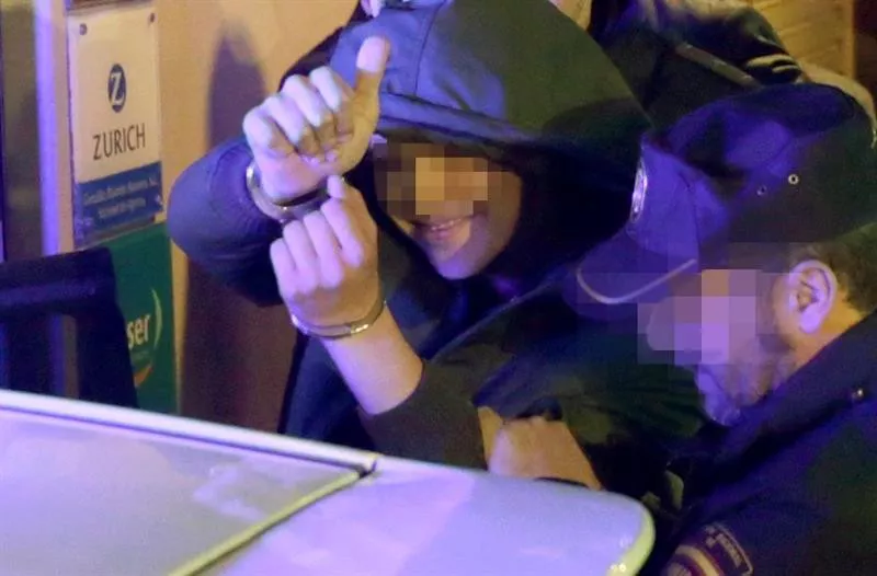 El joven acusado de agredir a Rajoy tras ser detenido en Pontevedra. Foto: EFE