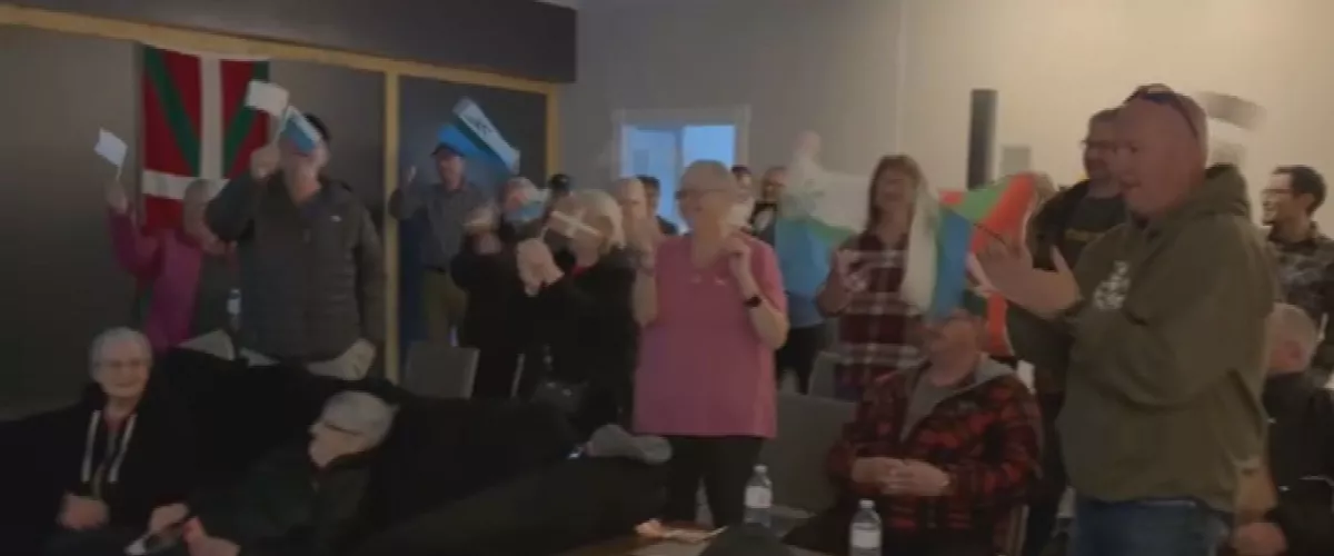 Red Bay-ko herritarrak bildu dira uretaratzearen zuzeneko emanaldia jarraitzeko. Izan ere, arrantzale herri honetako uretan aurkitu baitzen San Juan ontzia, 1976an.