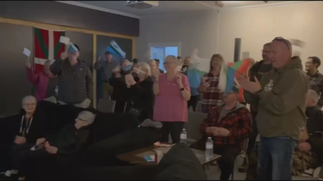 Red Bay-ko herritarrak bildu dira uretaratzearen zuzeneko emanaldia jarraitzeko. Izan ere, arrantzale herri honetako uretan aurkitu baitzen San Juan ontzia, 1976an.