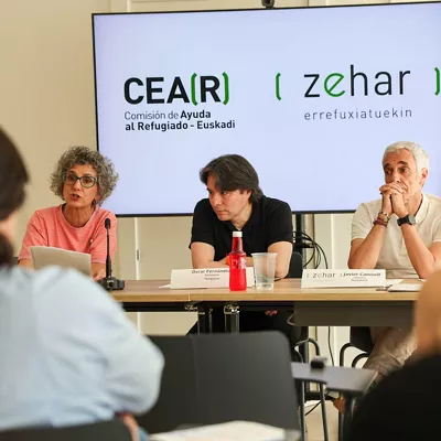 BILBAO, 18/06/2025.- Elena Valverde coordinadora y Javier Canivell director de la Comisión Española de Ayuda al Refugiado (CEAR) y Zehar-Errefuxiatuekinen, junot al colombiano Óscar Fernández (c) presentan este miércoles los datos sobre la situación de las personas refugiadas en Euskadi, con motivo del el Día Internacional de las Personas Refugiadas.EFE/Luis Tejido
