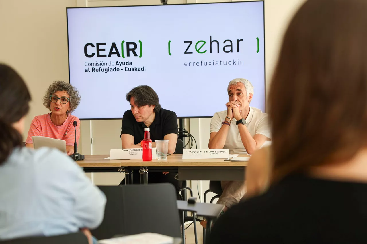 BILBAO, 18/06/2025.- Elena Valverde coordinadora y Javier Canivell director de la Comisión Española de Ayuda al Refugiado (CEAR) y Zehar-Errefuxiatuekinen, junot al colombiano Óscar Fernández (c) presentan este miércoles los datos sobre la situación de las personas refugiadas en Euskadi, con motivo del el Día Internacional de las Personas Refugiadas.EFE/Luis Tejido
